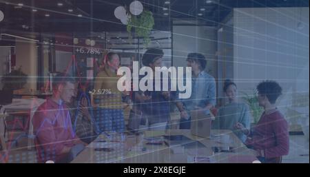 Immagine di più grafici e di vari colleghi con notebook e report che discutono durante la riunione Foto Stock