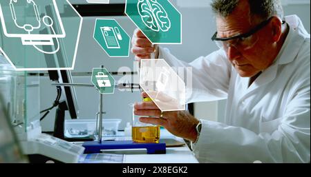 Immagine di più icone sopra uno scienziato caucasico che mescola e inietta liquido nel becher Foto Stock