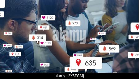 Immagine di numeri e icone che cambiano nelle barre di notifica, diversi colleghi che utilizzano la tecnologia Foto Stock