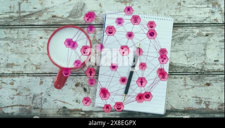 Primo piano di una tazza di caffè, un blocco note e una penna su una tavola di legno, con l'immagine di una rete di connessione Foto Stock