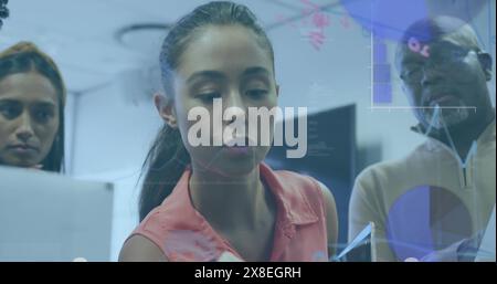 Gruppi diversi di colleghi che lavorano insieme in ufficio, guardando lo schermo del computer Foto Stock