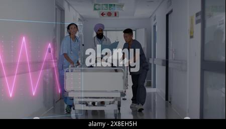 Immagine del monitor della frequenza cardiaca su un gruppo di medici diversi che si precipitano in sala operatoria Foto Stock