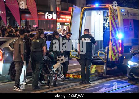 Broad Street, Birmingham, 25 maggio 2024 - i Revellers si sono recati nella famigerata Broad Street di Birmingham il venerdì sera per dare inizio alle celebrazioni delle festività. I festaioli si sono recati sulla Strip, facendo uscire i locali notturni di Rosies e Heidi. Gruppi di amici hanno posato per le foto mentre altri hanno dato ai loro compagni piggyback lungo la strada da un club all'altro. Anche la polizia delle Midlands occidentali era in vigore. Un gruppo di uomini è stato interrogato da due agenti di polizia dopo essere stati individuati con un grande contenitore di ossido di azoto, noto anche come "Hippy Crack", che ora è una droga di classe C. I paramedici erano anche chiamati nella zona della vita notturna a poppa Foto Stock