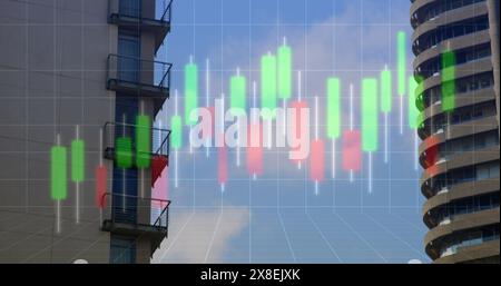 Immagine di grafici a bastone di candela e schema a griglia su edifici moderni contro il cielo nuvoloso Foto Stock