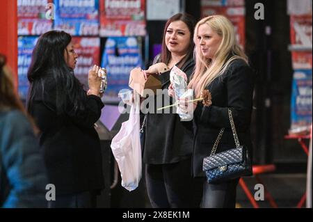 Broad Street, Birmingham, 25 maggio 2024 - i Revellers si sono recati nella famigerata Broad Street di Birmingham il venerdì sera per dare inizio alle celebrazioni delle festività. I festaioli si sono recati sulla Strip, facendo uscire i locali notturni di Rosies e Heidi. Gruppi di amici hanno posato per le foto mentre altri hanno dato ai loro compagni piggyback lungo la strada da un club all'altro. Anche la polizia delle Midlands occidentali era in vigore. Un gruppo di uomini è stato interrogato da due agenti di polizia dopo essere stati individuati con un grande contenitore di ossido di azoto, noto anche come "Hippy Crack", che ora è una droga di classe C. I paramedici erano anche chiamati nella zona della vita notturna a poppa Foto Stock