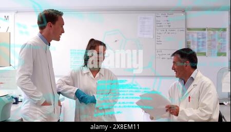 Immagine del trattamento dei dati su scienziati maschi e femmine caucasici che discutono di documenti Foto Stock