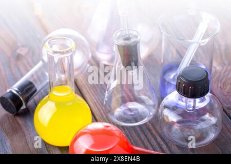 Vetreria da laboratorio scientifica su fondo in legno. Primo piano. Foto Stock