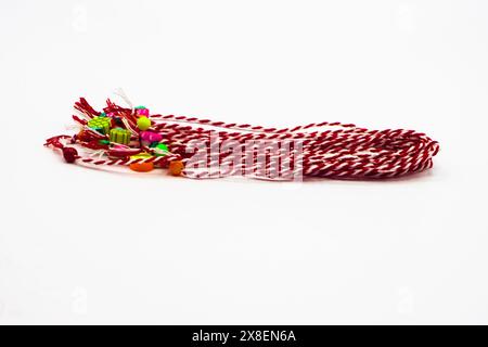 Bracciali "Martisor". È una tradizione rumena celebrata il 1° marzo e simboleggia l'arrivo della primavera. Foto Stock