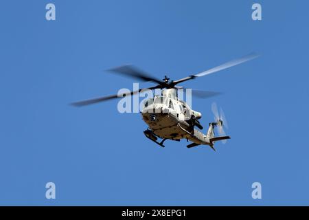 Un elicottero UH-1Y Venom dei Marines degli Stati Uniti vola lungo la Sidewinder Route vicino a Kernville, CALIFORNIA, l'11 aprile 2024. (John Geldermann) Foto Stock