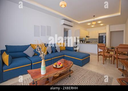 Living room lounge area in appartamento di lusso show home mostra interior design decor e arredamento con cucina a pianta aperta Foto Stock