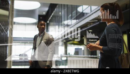 Immagine di icone, linguaggio del computer, grafici e mappa, colleghi diversi in attesa di un passaggio in ufficio Foto Stock