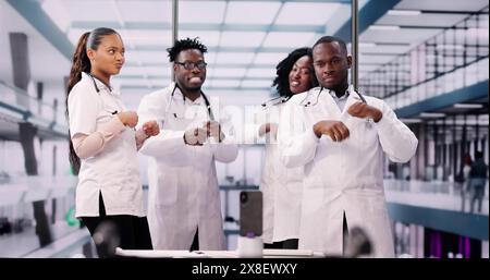 Gruppo di medici festa e ballo in ospedale Foto Stock