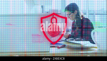 Immagine dell'impronta biometrica e dell'elaborazione dei dati su una donna d'affari caucasica che utilizza un laptop Foto Stock