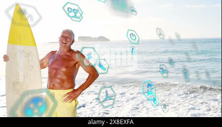 Immagine di icone, surfista caucasico superiore sorridente con tavola da surf in piedi contro il mare Foto Stock
