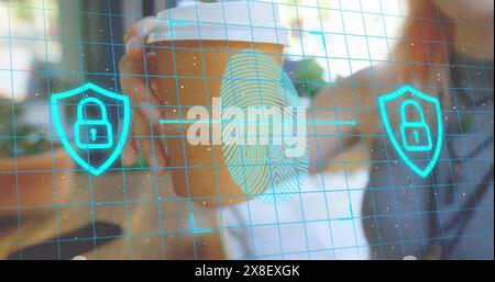 Immagine del lucchetto negli schermi e delle impronte digitali a scansione, donna caucasica che prende una tazza di caffè Foto Stock