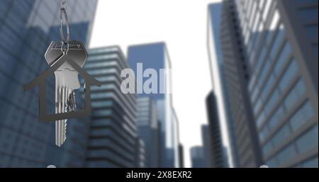 Immagine del portachiavi Key in House sopra una vista ad angolo basso degli edifici moderni contro il cielo Foto Stock