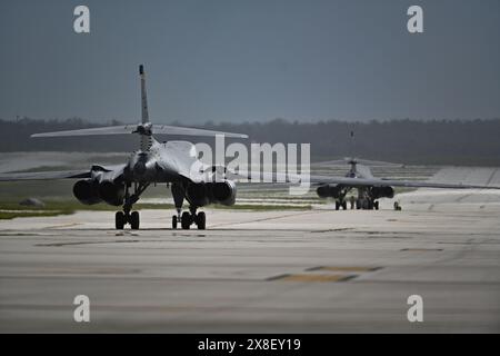 Due B-1B Lancers della U.S. Air Force assegnati al 37th Expeditionary Bomb Squadron dalla Ellsworth Air Force base, South Dakota, taxi sulla flightline A. Foto Stock