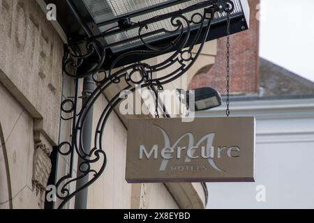 nantes , Francia - 05 22 2024 : testo del marchio e del logo degli hotel mercure sulla facciata dell'edificio d'ingresso Foto Stock