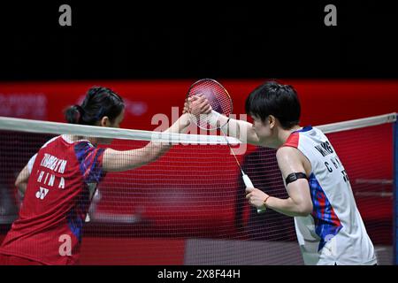 Kuala Lumpur, Malesia. 25 maggio 2024. Wang Zhiyi (R) della Cina e Zhang Yiman della Cina si salutano dopo il loro match di semifinale femminile al Malaysia Masters 2024 a Kuala Lumpur, Malaysia, 25 maggio 2024. Crediti: Chong Voon Chung/Xinhua/Alamy Live News Foto Stock