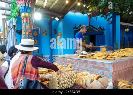 Urumqi, Cina. 25 maggio 2024. Un venditore sta preparando pane naan allo Xinjiang International Grand Bazaar di Urumqi, in Cina, il 24 maggio 2024. (Foto di Costfoto/NurPhoto) credito: NurPhoto SRL/Alamy Live News Foto Stock