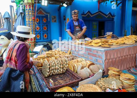 Urumqi, Cina. 25 maggio 2024. Un venditore sta preparando pane naan allo Xinjiang International Grand Bazaar di Urumqi, in Cina, il 24 maggio 2024. (Foto di Costfoto/NurPhoto) credito: NurPhoto SRL/Alamy Live News Foto Stock