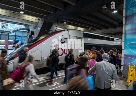 Parigi, Francia. 24 maggio 2024. Immagine illustrativa di persone in attesa del treno TGV alla stazione di Parigi Montparnasse, Francia, il 24 maggio 2024. Con le Olimpiadi di Parigi del 2024, la SNCF dovrà affrontare un massiccio afflusso di turisti sulla propria rete ferroviaria durante le vacanze estive. Foto di Alexis Jumeau/ABACAPRESS. COM credito: Abaca Press/Alamy Live News Foto Stock