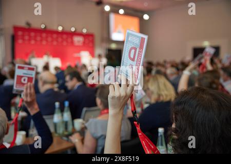 Berlino, Germania. 25 maggio 2024. La votazione si svolge alla conferenza del partito di stato SPD Berlino. Un nuovo comitato esecutivo dello stato deve essere confermato alla conferenza del partito. Credito: Joerg Carstensen/dpa/Alamy Live News Foto Stock