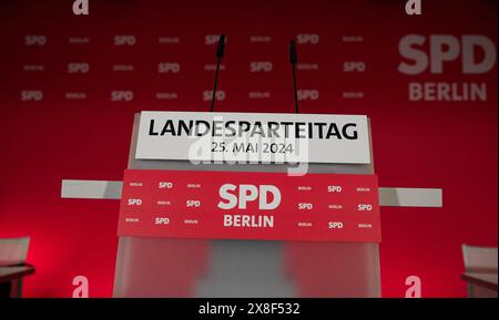 Berlino, Germania. 25 maggio 2024. Il leggio alla conferenza del partito di stato SPD di Berlino. Un nuovo comitato esecutivo dello stato deve essere confermato alla conferenza del partito. Credito: Joerg Carstensen/dpa/Alamy Live News Foto Stock