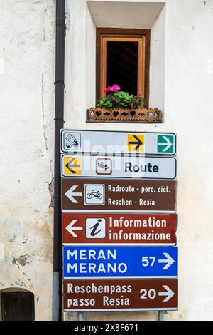 Indicazioni bilingue tedesco-italiano, Burgusio-Burgeis, Vinschgau-Val Venosta, alto Adige-alto Adige, Italia Foto Stock