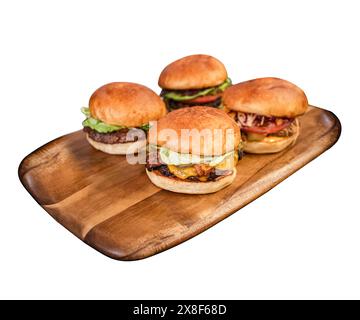 quattro classici cheeseburger con patatine fritte da tavolo in legno. Formaggio, pomodori, cipolle. Lattuga, senape e ketchup isolati su sfondo bianco. Delizia fresca Foto Stock