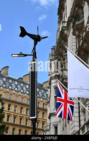 Luce stradale Eco con pannello solare e turbina eolica, Whitehall Place, Londra, Regno Unito Foto Stock