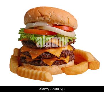 Classico cheeseburger con patatine fritte e sottaceti. Formaggio, pomodori, cipolle. Lattuga, senape e ketchup isolati su fondo bianco . fresco e gustoso Foto Stock