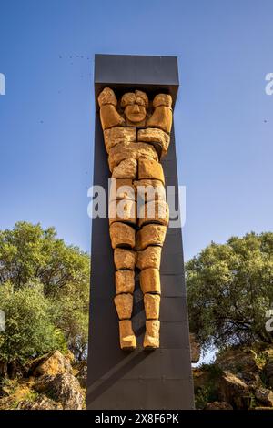 Un Telamone ricostruito dal Tempio di Zeus Olimpio nel campo dell'Olimpo, Valle dei Templi, Agrigento, Sicilia Foto Stock