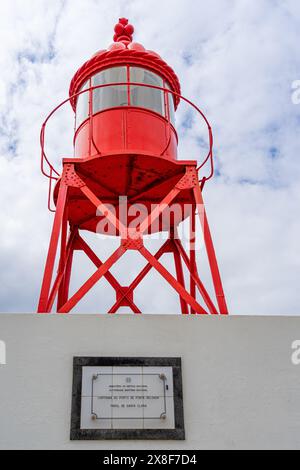 Faro di Santa Clara con struttura in metallo rosso, patrimonio storico in buone condizioni. São Miguel-Azzorre-Portogallo. Foto Stock