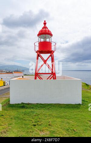 Faro di Santa Clara con struttura in metallo rosso, patrimonio storico in buone condizioni. São Miguel-Azzorre-Portogallo. Foto Stock