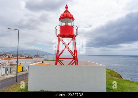 Faro di Santa Clara con struttura in metallo rosso, patrimonio storico in buone condizioni. São Miguel-Azzorre-Portogallo. Foto Stock