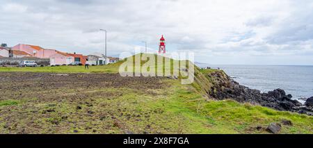 Faro di Santa Clara con struttura in metallo rosso, patrimonio storico in buone condizioni. São Miguel-Azzorre-Portogallo Foto Stock