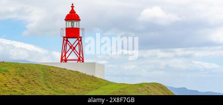 Faro di Santa Clara con struttura in metallo rosso, patrimonio storico in buone condizioni. São Miguel-Azzorre-Portogallo. Foto Stock