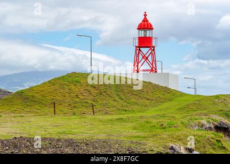 Faro di Santa Clara con struttura in metallo rosso, patrimonio storico in buone condizioni. São Miguel-Azzorre-Portogallo. Foto Stock