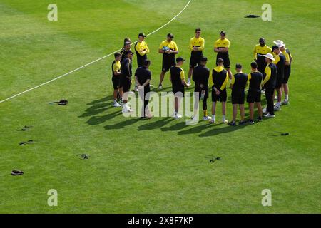 Bristol, Regno Unito, 25 maggio 2024. Gloucestershire si accomoda durante il Vitality County Championship match tra Gloucestershire e Derbyshire. Crediti: Robbie Stephenson/Gloucestershire Cricket/Alamy Live News Foto Stock