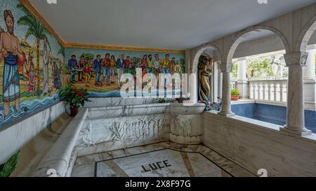 I mosaici del Tempietto dell'acqua vicino alla sorgente sacra del Santuario della Madonna dello splendore. Giulianova, Abruzzo Foto Stock