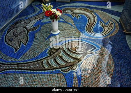 Il bacino con mosaici che raccoglie l'acqua dalla sorgente sacra che scorre dalla roccia nel santuario della Madonna dello splendore. Giulianova, Abruzzo Foto Stock