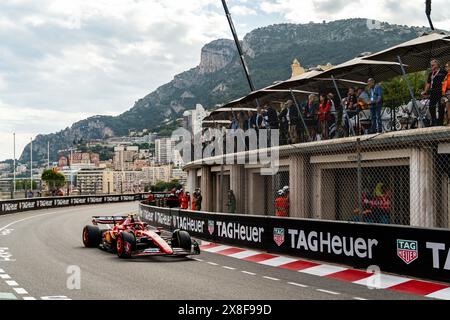 Monaco, Monaco. 24 maggio 2024. Carlos Sainz (55), pilota spagnolo della scuderia Ferrari HP F1, visto durante le prove libere due al Gran Premio di Monaco. Credito: SOPA Images Limited/Alamy Live News Foto Stock