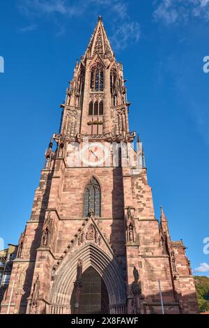 Baden-Württemberg, Friburgo in Breisgau; 15 ottobre 2023: Cattedrale di Friburgo, esterno della cattedrale nel centro della città Foto Stock