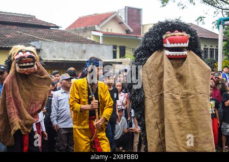 Bandung Regency, Giava Occidentale, Indonesia. 25 maggio 2024. Artisti che eseguono arte Reak mentre si esibiscono nel villaggio di Cibiru Wetan, Bandung Regency. Reak è un'arte tradizionale che si è sviluppata nell'area di East Bandung. Questa arte tradizionale consiste in cani da cane, kuda lumping e maschera bangbarongan o barong. (Credit Image: © Dimas Rachmatsyah/ZUMA Press Wire) SOLO PER USO EDITORIALE! Non per USO commerciale! Foto Stock