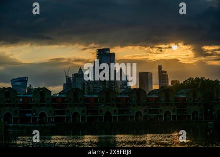 Londra, Regno Unito. 24 maggio 2024. Il sole tramonta su Shadwell Basin, la City di Londra e Maynards Quay - il caldo clima estivo al tramonto aggiunge un tocco drammatico alla vista della città dai Docklands di Londra. Crediti: Guy Bell/Alamy Live News Foto Stock