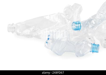 Bottiglie di plastica usa e getta sgualcite su sfondo bianco Foto Stock