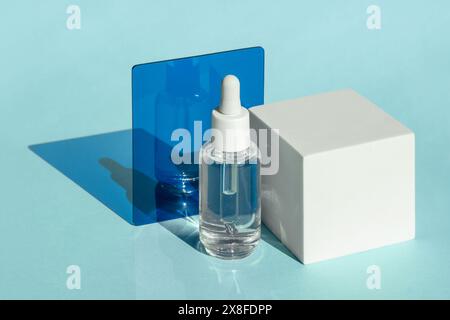 Provetta cosmetica bianca su blocco acrilico Foto Stock