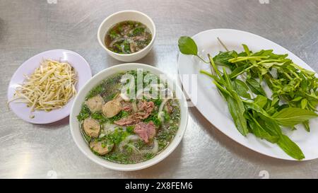 Deliziosa ciotola vietnamita Pho sul tavolo Foto Stock