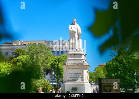 Ancona, Italia - 10 maggio 2024: Statua di Camillo Benso de Cavour primo presidente del Consiglio Italiano nel 1861 nella piazza principale di Cavour nella città di Ancona, Italia *** Statua von Camillo Benso de Cavour der erste Präsident des italienischen rates im Jahr 1861 auf dem Hauptplatz von Cavour in der Stadt Ancona, Italia Foto Stock